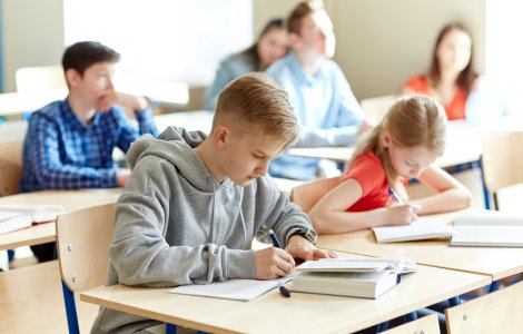 Un preot a fost judecat pentru că a tras de urechi un elev la ora de religie