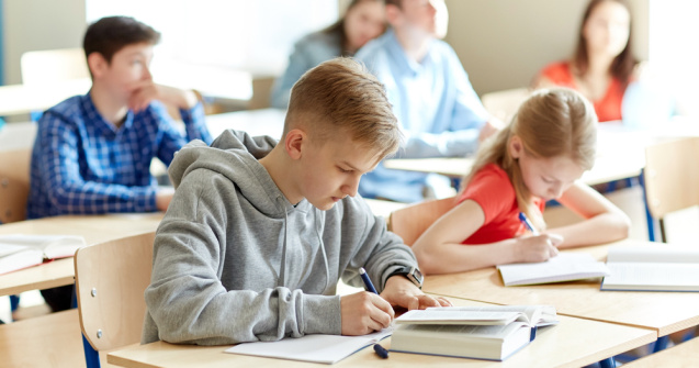 Un preot a fost judecat pentru că a tras de urechi un elev la ora de religie