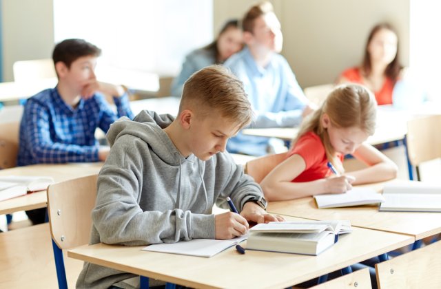 Un preot a fost judecat pentru că a tras de urechi un elev la ora de religie