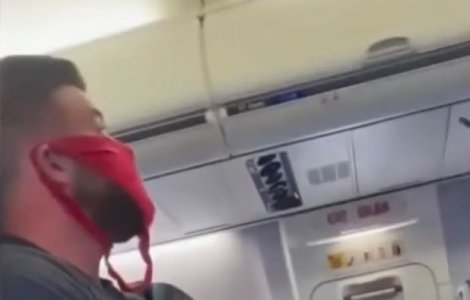 VIDEO Un bărbat a fost coborât din avion pentru că purta o pereche de chiloți tanga pe post de mască