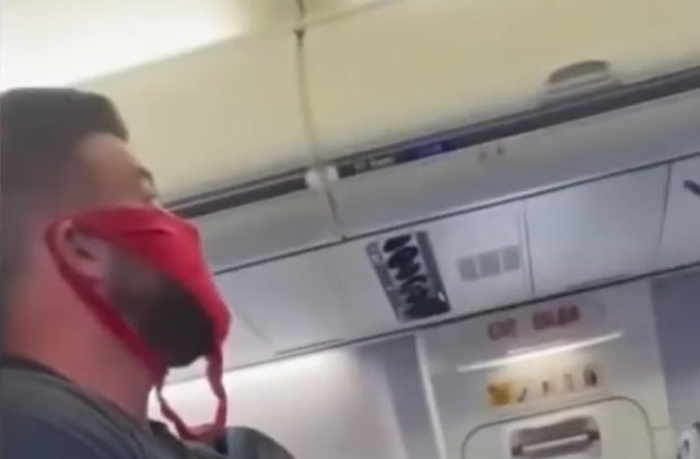 VIDEO Un bărbat a fost coborât din avion pentru că purta o pereche de chiloți tanga pe post de mască