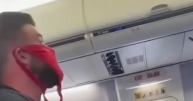 VIDEO Un bărbat, coborât din avion pentru că purta o chiloți în loc de mască