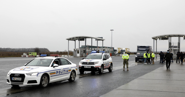 Români umiliți la Vama Nădlac 2: Au așteptat 10 ore pe câmp, fără toalete. „Nimeni n-a venit să te întrebe, bă, prostule, ai mâncat, ai băut apă?”