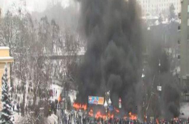 [VIDEO] Represiuni violente ale manifestantilor la Kiev: Cinci morti si 300 de raniti