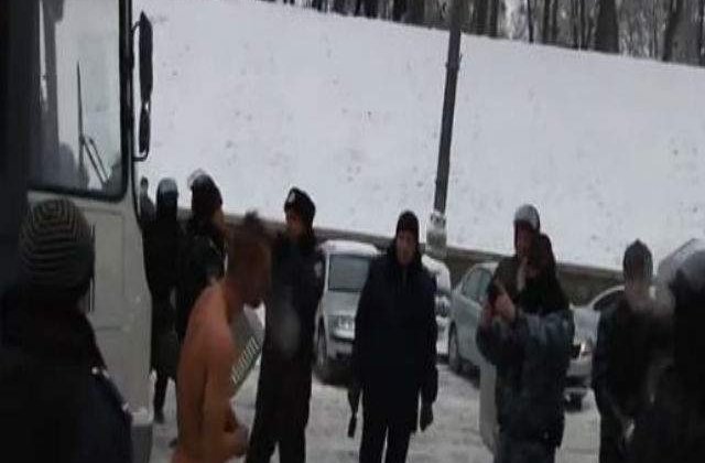[VIDEO] Abuz fara limite al autoritatilor de la Kiev: Protestatar, umilit de politie