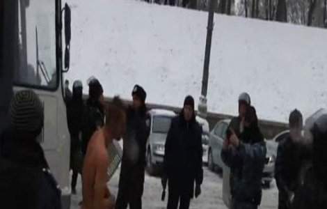 Abuz al autoritatilor de la Kiev: Protestatar, umilit de politie