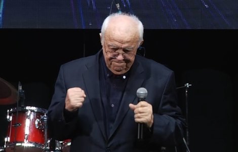 Alexandru Arșinel a urcat pe scenă în baston! Cum se simte artistul, după ce a suferit o operație la inimă