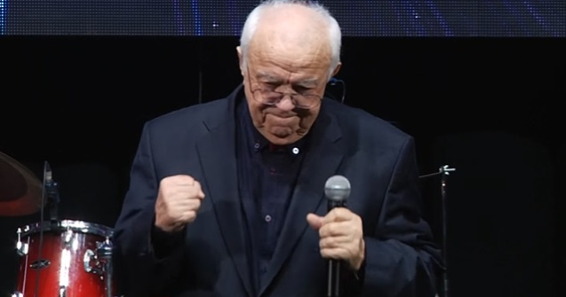 Alexandru Arșinel a urcat pe scenă în baston! Cum se simte artistul, după ce a suferit o operație la inimă