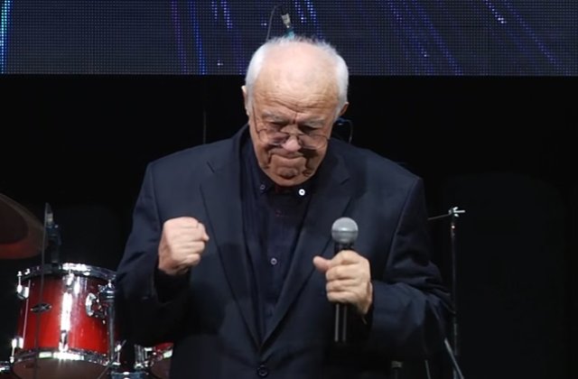 Alexandru Arșinel a urcat pe scenă &icirc;n baston! Cum se simte artistul, după ce a suferit o operație la inimă