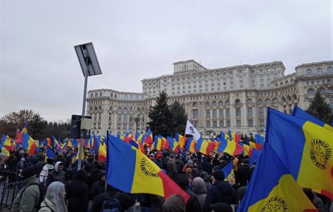Susținători și parlamentari AUR, protest în fața Palatului Parlamentului față de certificatul verde