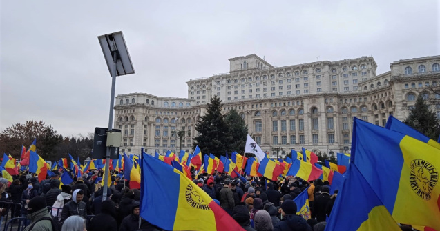 Susținători și parlamentari AUR, protest în fața Palatului Parlamentului față de certificatul verde