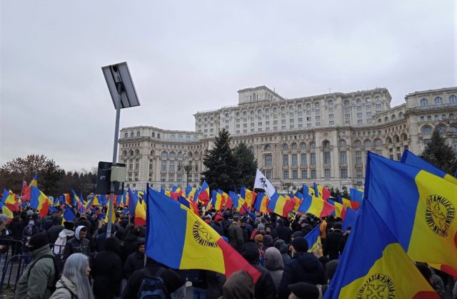 Susținători și parlamentari AUR, protest în fața Palatului Parlamentului față de certificatul verde  