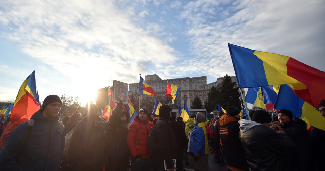 Peste 115 persoane amendate și doi bărbați reținuți la protestul AUR