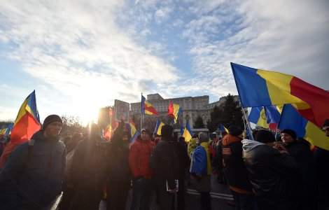 Peste 115 persoane amendate și doi bărbați reținuți la protestul AUR