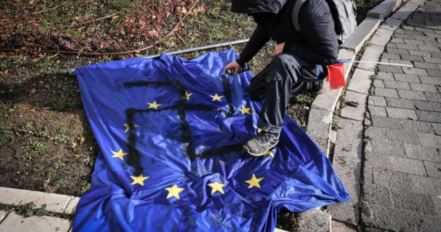 Cazul protestatarului AUR care a desenat o svastică pe steagul UE, la Parchetul General: „E instigare la violență și ură”