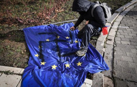 Cazul protestatarului AUR care a desenat o svastică pe steagul UE, la Parchetul General: „E instigare la violență și ură”