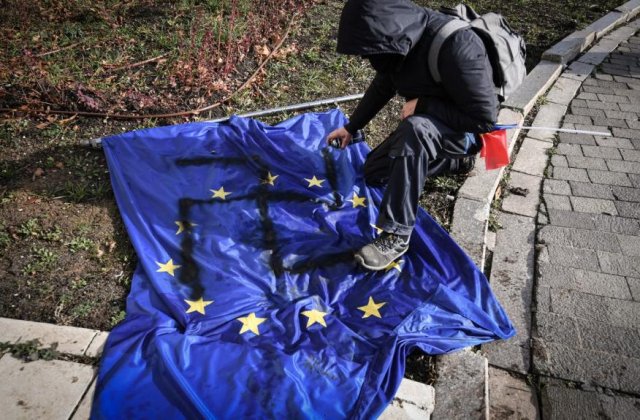 Cazul protestatarului AUR care a desenat o svastică pe steagul UE, la Parchetul General: &bdquo;E instigare la violență și ură&rdquo;  