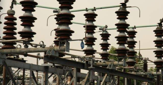 Arges: Zeci de mii de consumatori au ramas fara curent electric