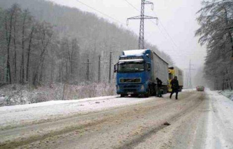 CNADNR: Transportatorii blocati fara rovigneta sa faca dovada inzapezirii