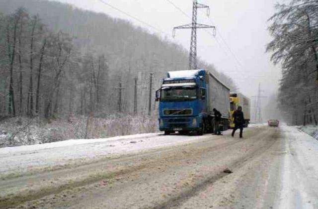 CNADNR: Transportatorii blocati fara rovigneta sa faca dovada inzapezirii