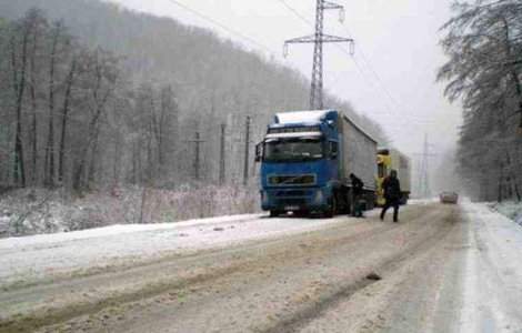 CNADNR: Transportatorii blocati fara rovigneta sa faca dovada inzapezirii
