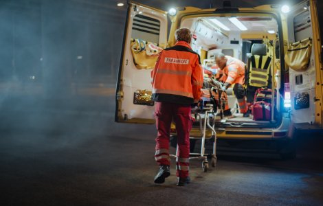 Scene ireale la Galați! Ambulanțier înjunghiat de un pacient pe targă