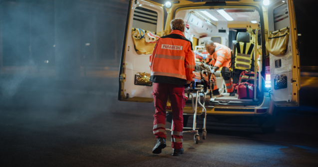 Scene ireale la Galați! Ambulanțier înjunghiat de un pacient pe targă