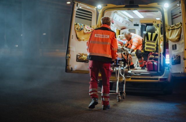 Scene ireale la Galați! Ambulanțier înjunghiat de un pacient pe targă