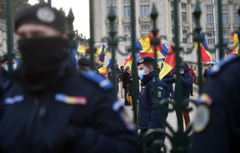 VIDEO Protest al angajaţilor din poliţie, penitenciare, militarilor rezervişti, la Parlament