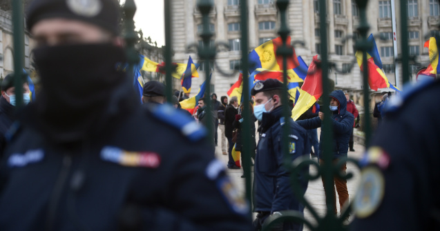 VIDEO Protest al angajaţilor din poliţie, penitenciare, militarilor rezervişti, la Parlament