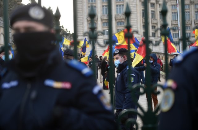 VIDEO Protest al angajaţilor din poliţie, penitenciare, militarilor rezervişti, la Parlament