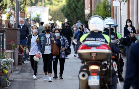 Italia a reintrodus obligativitatea purtării măștii de protecție în exterior