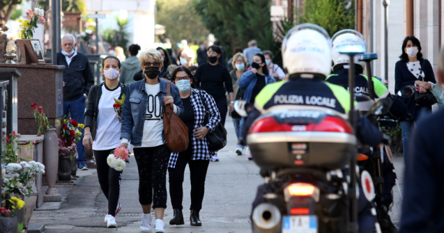 Italia a reintrodus obligativitatea purtării măștii de protecție în exterior