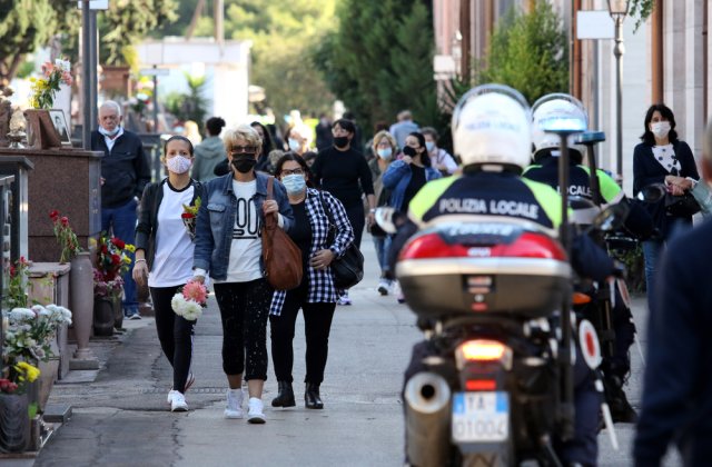 Italia a reintrodus obligativitatea purtării măștii de protecție în exterior