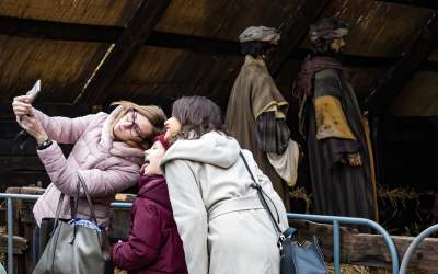 Peste 500.000 de români își...