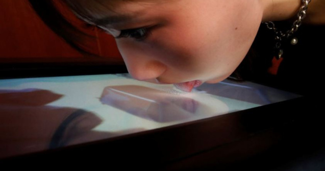 Un profesor din Japonia a inventat un ecran TV care poate reduce gustul alimentelor