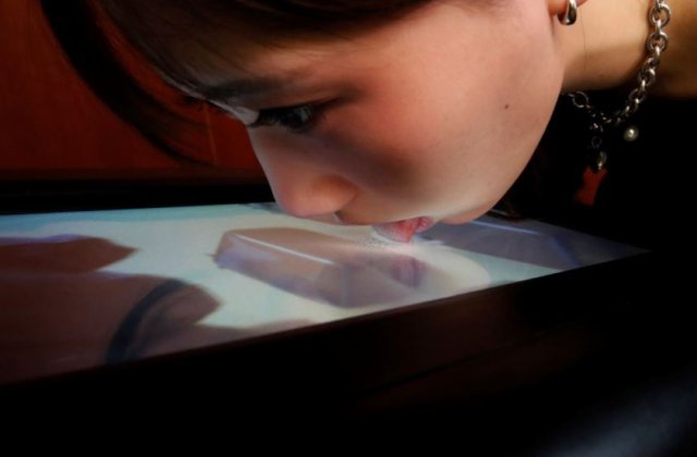 Un profesor din Japonia a inventat un ecran TV care poate reduce gustul alimentelor