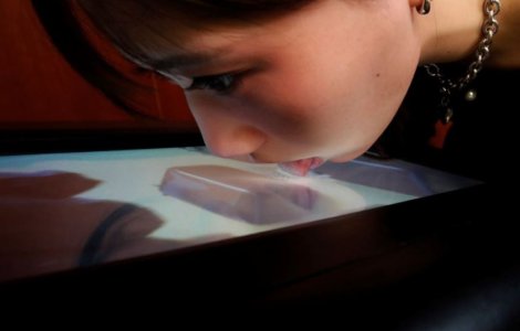 Un profesor din Japonia a inventat un ecran TV care poate reduce gustul alimentelor