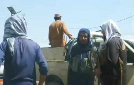 Talibanii interzic femeilor să călătorească neînsoțite