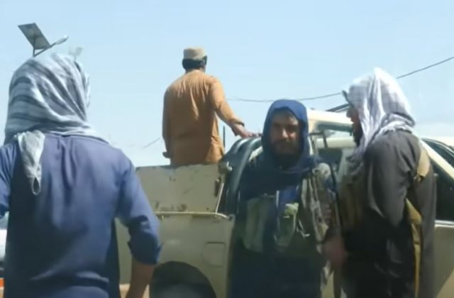 Talibanii interzic femeilor să călătorească ne&icirc;nsoțite