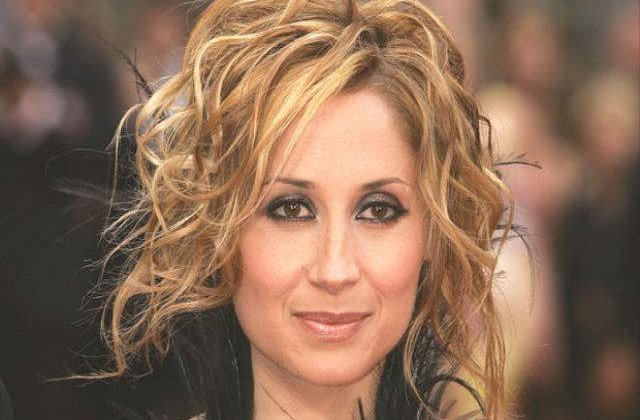 Lara Fabian s-a internat pentru a-si trata o afectiune auditiva grava