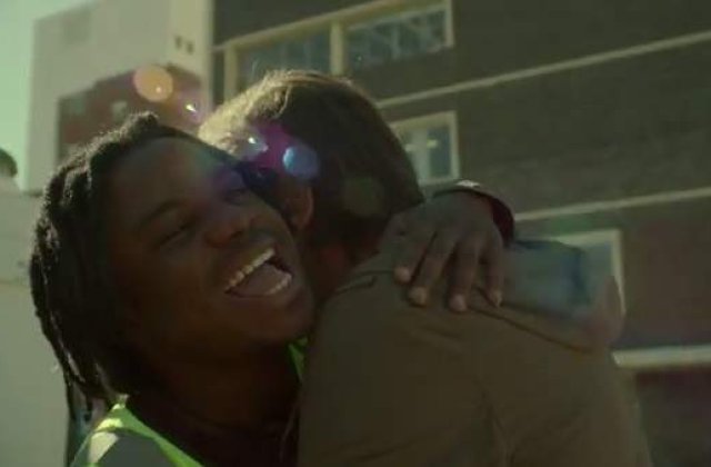 [VIDEO] Ce-ai face daca ai primi 1.000 de lire de la un necunoscut?