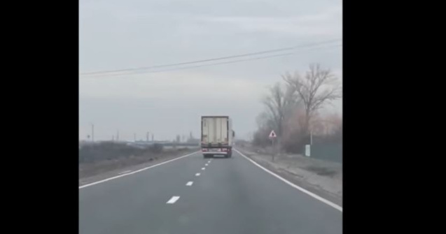 VIDEO Imagini de infarct surprinse pe o șosea din Bihor. Un șofer de TIR s-a urcat la volan pulbere de beat și a făcut ehilibristică pe drum