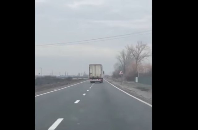 VIDEO Imagini de infarct surprinse pe o șosea din Bihor. Un șofer de TIR s-a urcat la volan pulbere de beat și a făcut ehilibristică pe drum