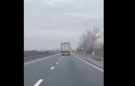 VIDEO Imagini de infarct surprinse pe o șosea din Bihor. Un șofer de TIR s-a urcat la volan pulbere de beat și a făcut ehilibristică pe drum