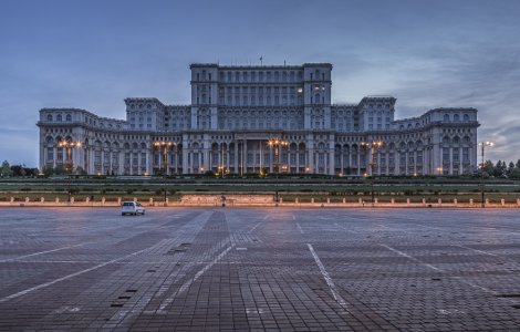 De la striptease, în Parlament. Un irlandez s-a distrat în Centrul Vechi, apoi a sărit gardul clădirii și a spart un geam: „Intenționam să stau puțin și să plec”