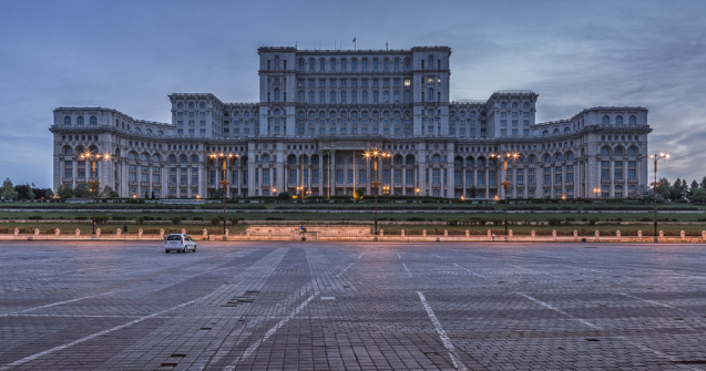 De la striptease, în Parlament. Un irlandez s-a distrat în Centrul Vechi, apoi a sărit gardul clădirii și a spart un geam: „Intenționam să stau puțin și să plec”