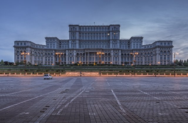 De la striptease, în Parlament. Un irlandez s-a distrat în Centrul Vechi, apoi a sărit gardul clădirii și a spart un geam: „Intenționam să stau puțin și să plec”