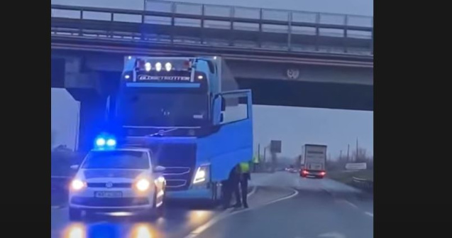 VIDEO Polițist filmat pe DN7 în timp ce amenința un șofer de TIR. „I-o pus pistolul, băi, ești prost?”