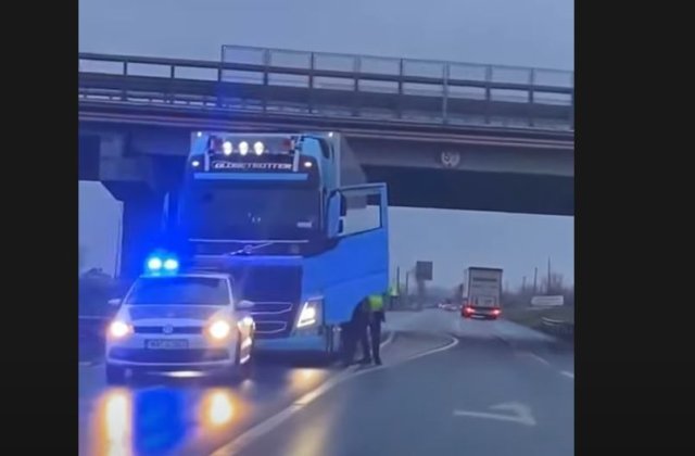 VIDEO Polițist filmat pe DN7 în timp ce amenința un șofer de TIR. „I-o pus pistolul, băi, ești prost?”  